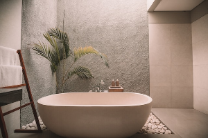 Vista frontal de una bañera en un cuarto de baño con decoración moderna y minimalista.